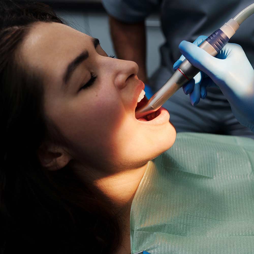 Zahnmedizinische Behandlung einer jungen Frau in der Zahnarztpraxis am Mexikoplatz Berlin